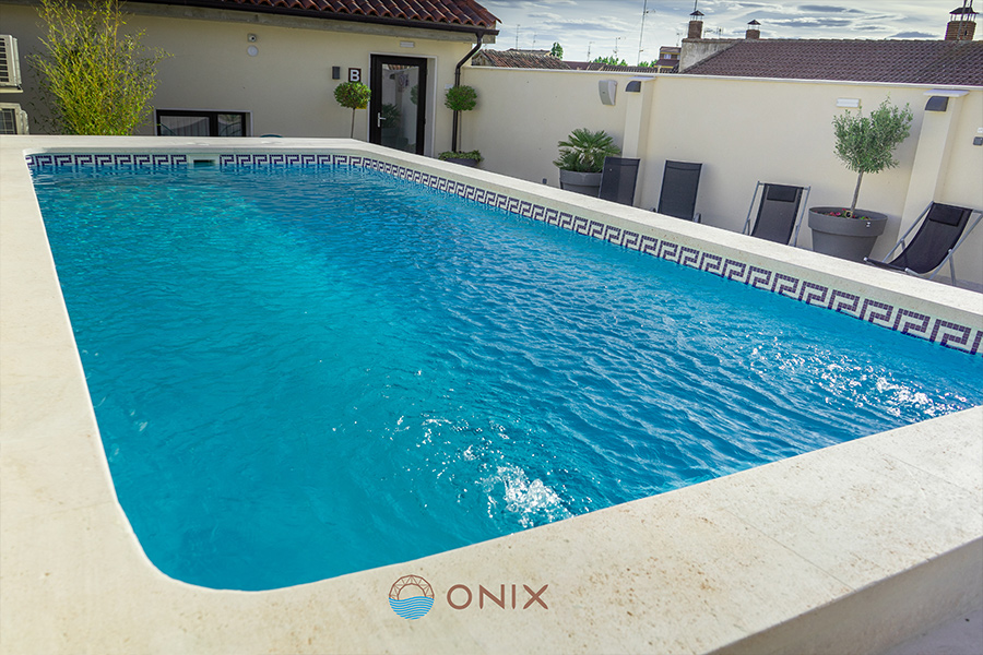 piscina pequeña terraza hotel onix